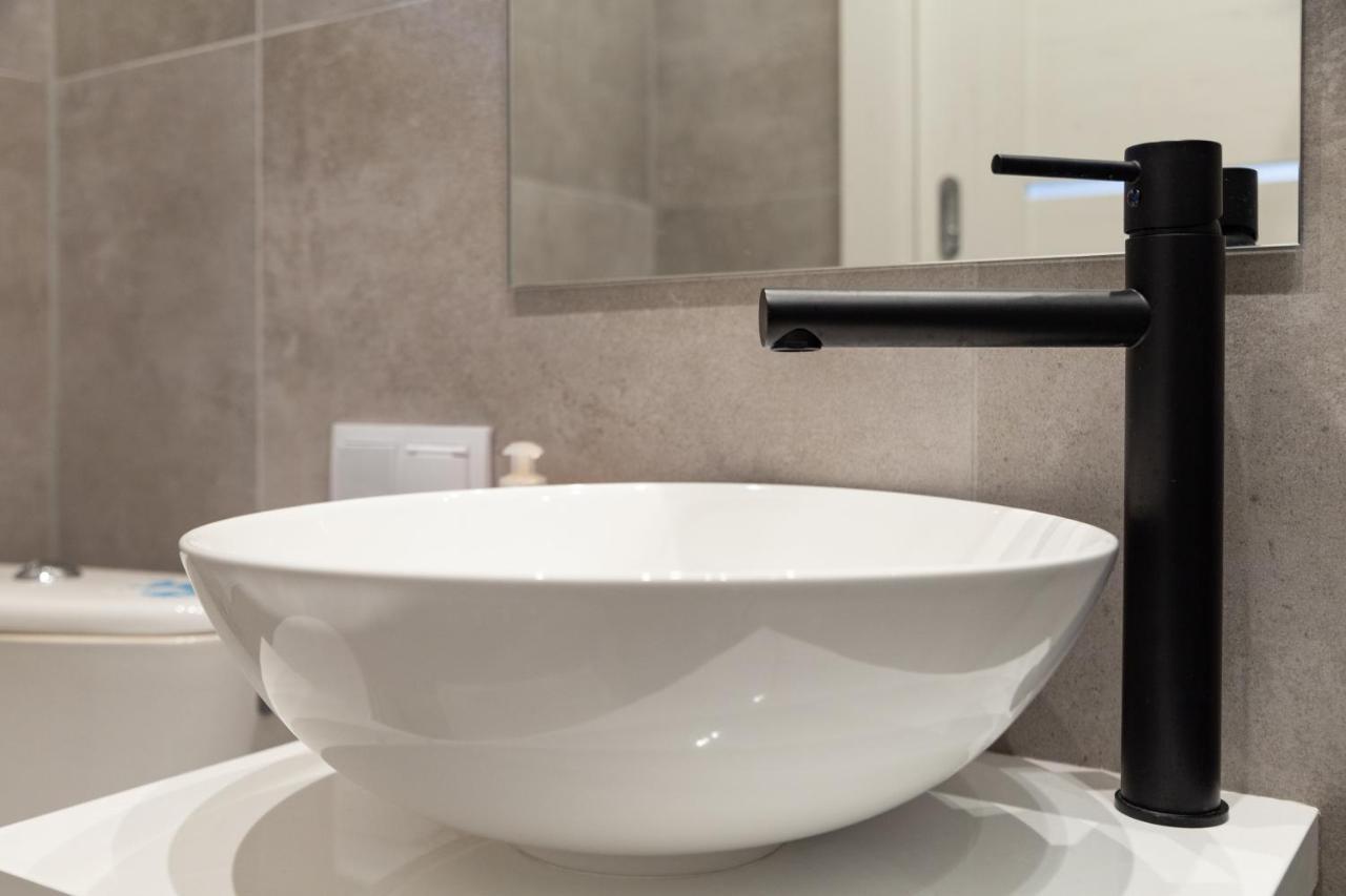 Shy But Shining! Lovely, Stylish & Fully Equipped. Apartamento Cracóvia Exterior foto